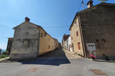 Draguć, the painter’s stillness streets.