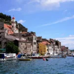 Monumentalni Šibenik - pogled prema gradiću. Foto@Unsplash