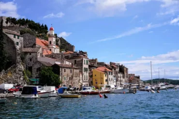 Monumentalni Šibenik - pogled prema gradiću. Foto@Unsplash