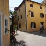 Poetični Novigrad, ulice. Novigrad - vivid streets.