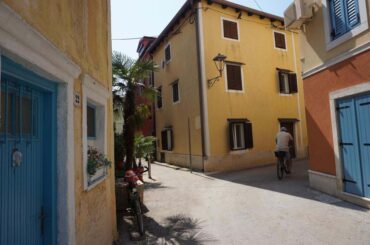 Poetični Novigrad, ulice. Novigrad - vivid streets.