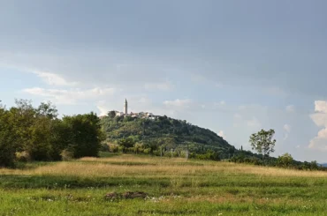 Pićan, podnožje, foothil