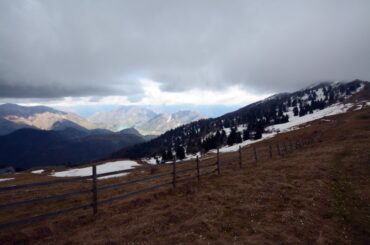 Planina Monte Quar, drvena ograda kao granica