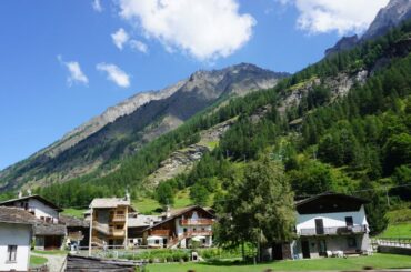Gran Paradiso, sela u podnožju planine, Valsavarenche.