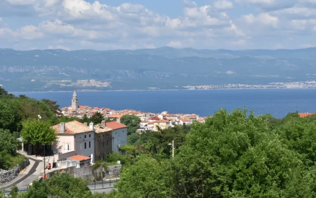 Vrbnik, pogled na gradić. Foto Zdravko Rajko