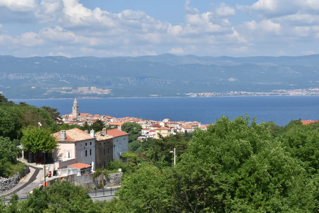 Vrbnik nad morem: gradić gdje se čuva povijest, toči Žlahtina i gledaju vidici na polagane dane