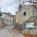 Samozatajni Boljun, kamena arhitektura na ulazu u grad. Foto Zdravko Rajko