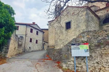 Samozatajni Boljun, kamena arhitektura na ulazu u grad. Foto Zdravko Rajko
