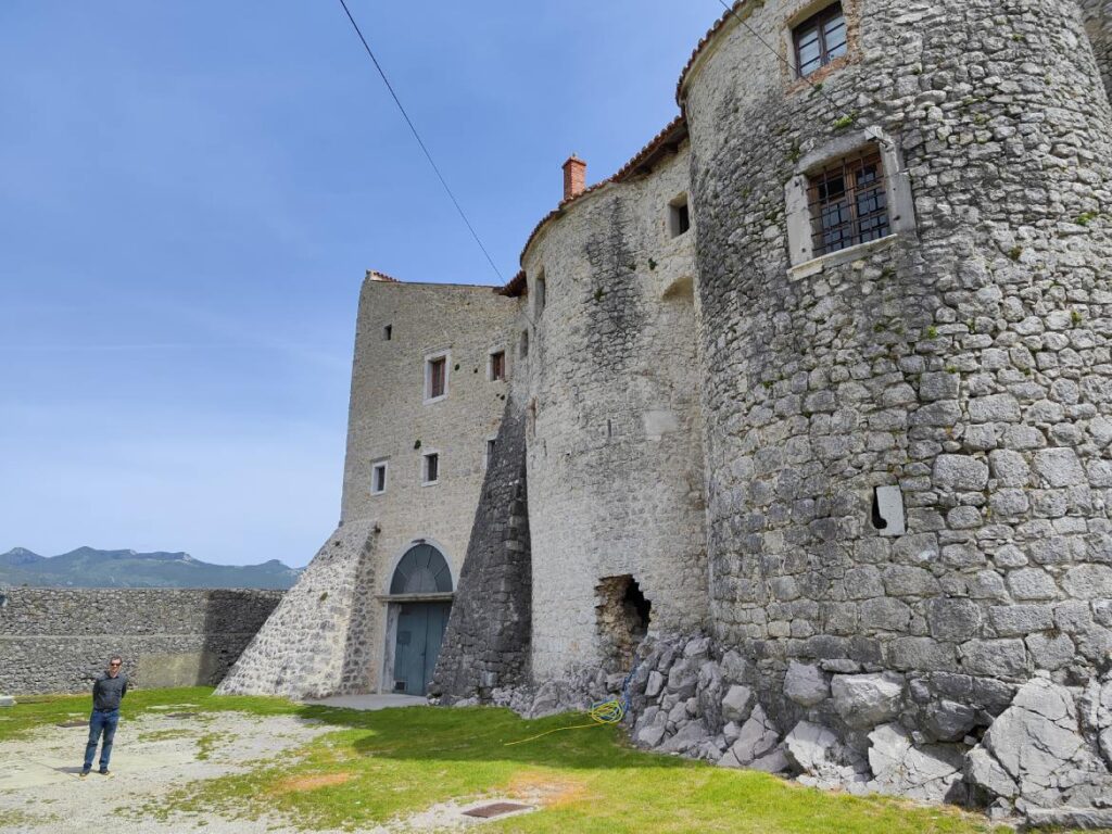 Grobnik, ispred kaštela. Foto Jasna J.